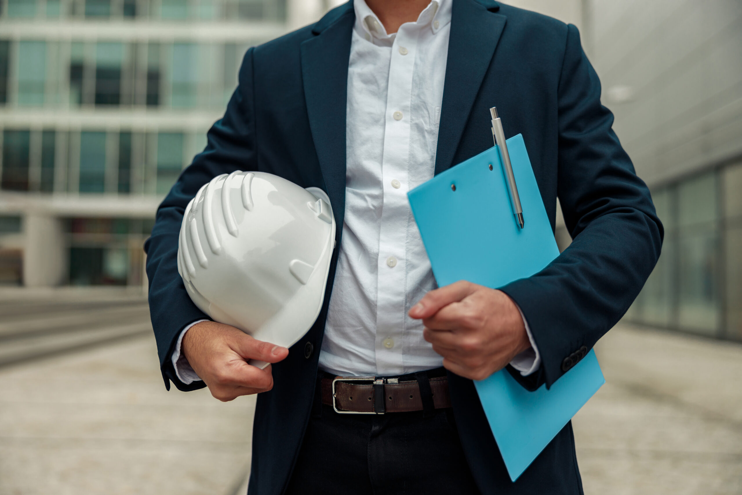 Perito judicial inmobiliario realizando inspección técnica en Barcelona