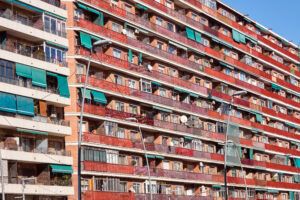 Perito judicial inspeccionando un piso en Barcelona para tasación por divorcio