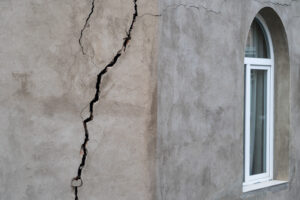 Grieta estructural en fachada de vivienda como vicio oculto reclamable