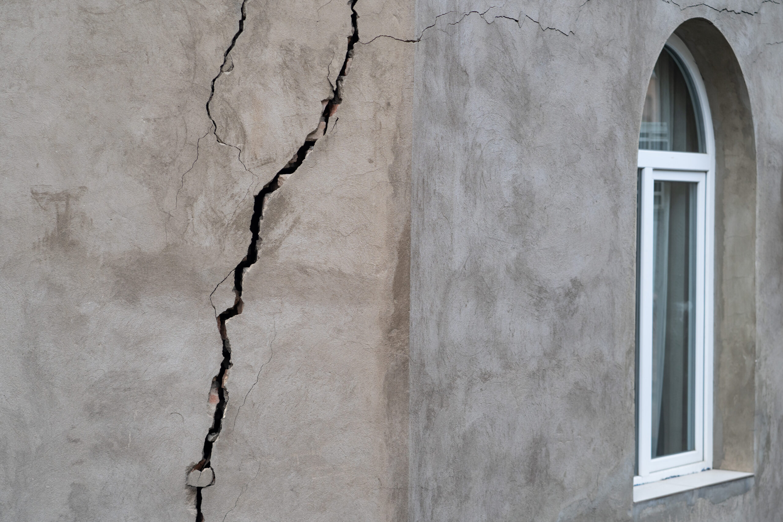 Grietas estructurales y defectos ocultos tras la compra de vivienda en Barcelona