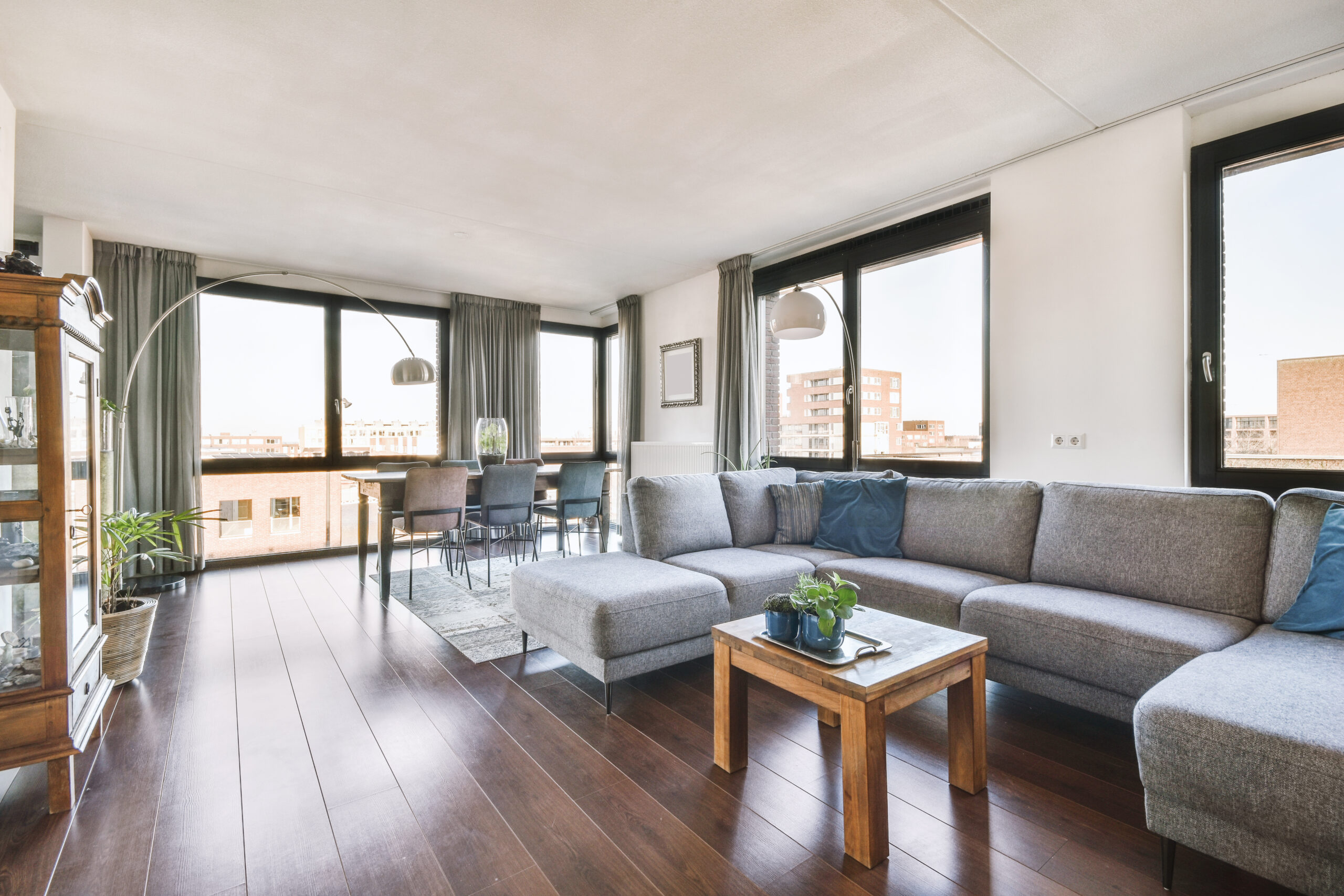 Salón-comedor de vivienda en Barcelona durante inspección pericial